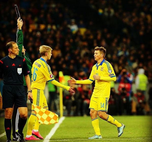 В национальной сборной Украины Александр Зинченко дебютировал 12 октября 2015 года в матче с Испанией