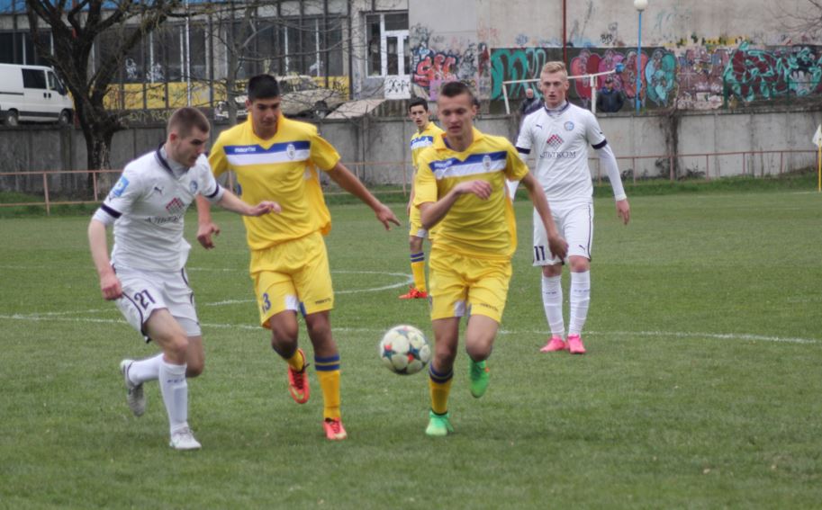Артем Баятян (№13) в 15 лет дебютировал в "Говерле" U-19 и отметил дебют голом в ворота лидера юниорского чемпионата Украины - "Олимпика"