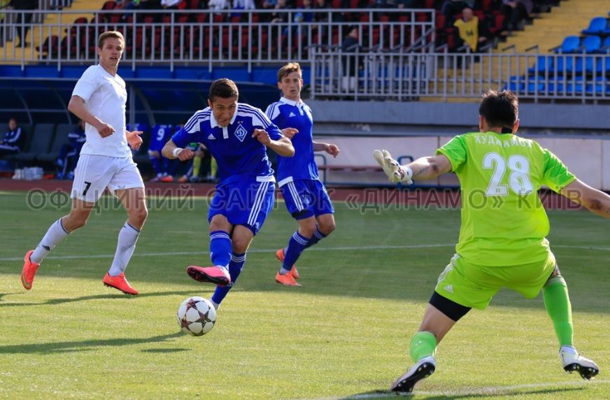 Павел Полегенько (Динамо-2) забивает гол в ворота Ильичевца