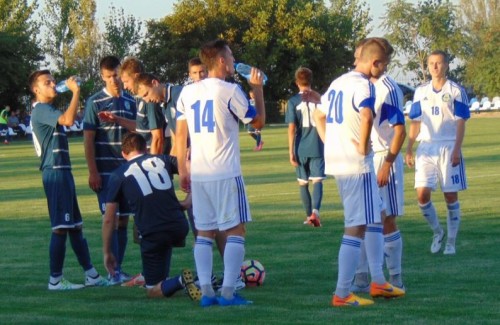 Денис Бондаренко (крайній справа) забив два голи за Мир у ворота Поділля
