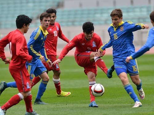 Николай Мусолитин (№16) - центральный полузащитник юношеской сборной Украины